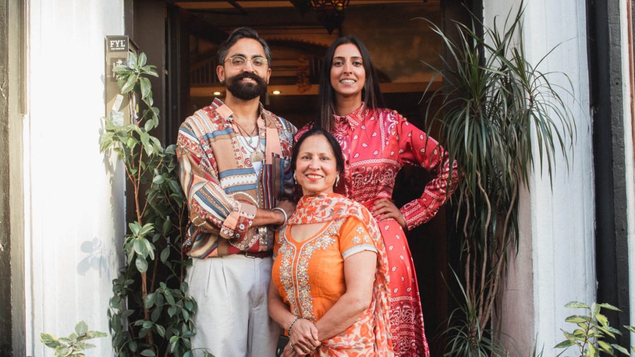 Familie Jawanda vor ihrem Restaurant Haldi Spoon