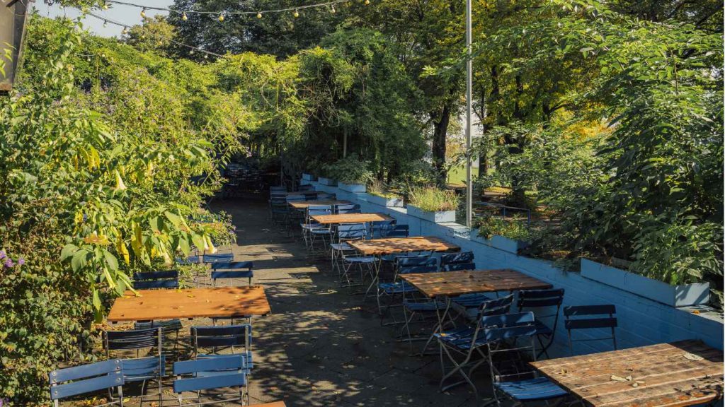 Blick auf die leere Terrasse des Sommergarten-Restaurants in Köln