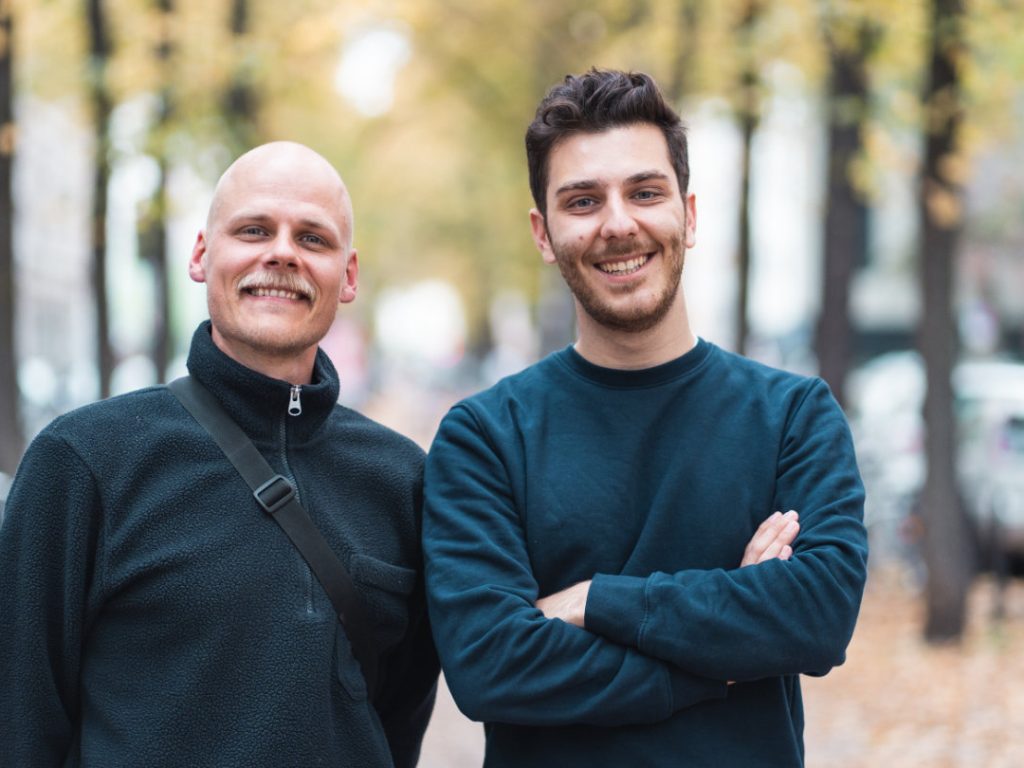 Oli Niesen (rechts) trifft für den Podcast Köln Clash auf Tarkan Bagci (links)