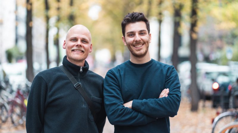 Oli Niesen (rechts) trifft für den Podcast Köln Clash auf Tarkan Bagci (links)