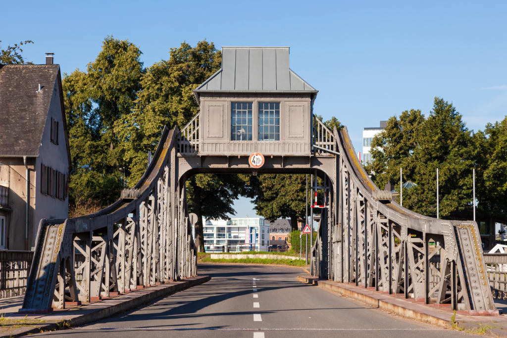 Blick durch die Deutzer Drehbrücke in Köln