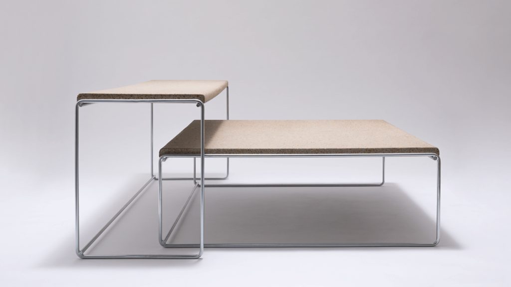 Zwei Tische des Design Studios Niruk aus dem Material Corcrete vor weißem Hintergrund.