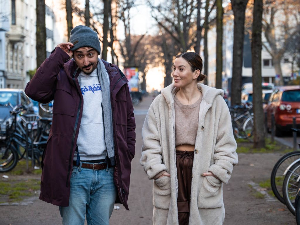 Eko Fresh und Jeannine Michaelsen auf einer Straße in Köln für den Podcast Köln Clash