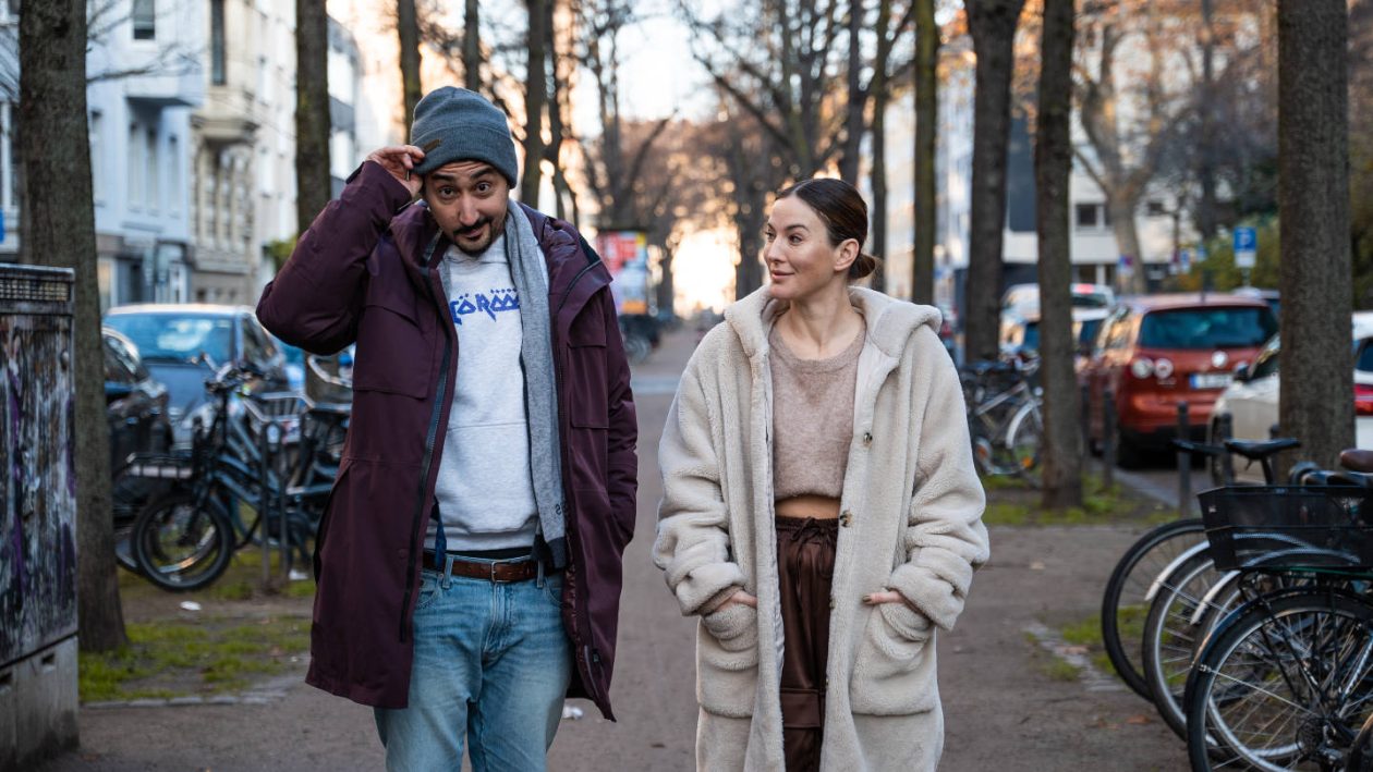 Eko Fresh und Jeannine Michaelsen auf einer Straße in Köln für den Podcast Köln Clash