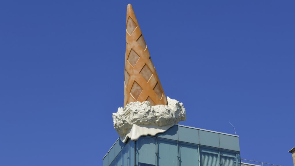 Die Eistüte von Claes Oldenburg auf dem Dach eines Kölner Hochhauses