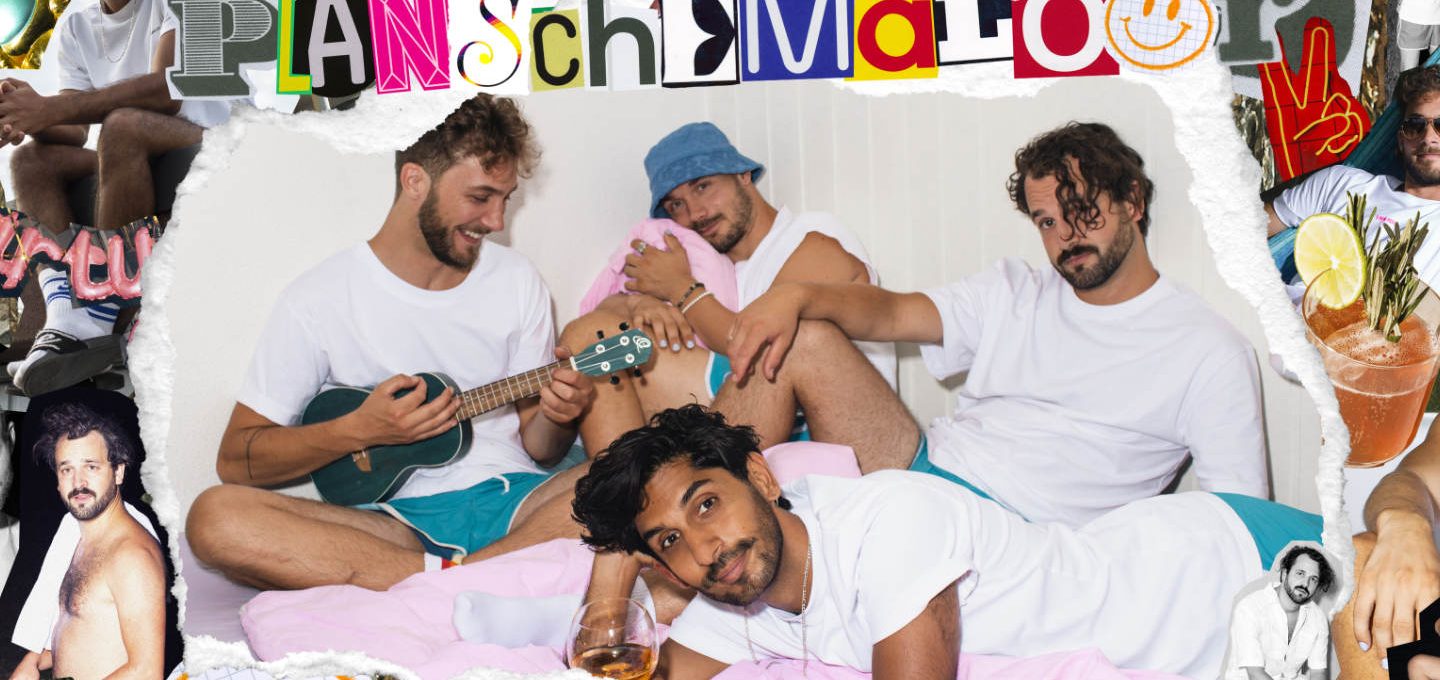 Die Band Planschemalöör mit weißen Shirt und kurzen blauen Badehosen auf einem rosa Bett.