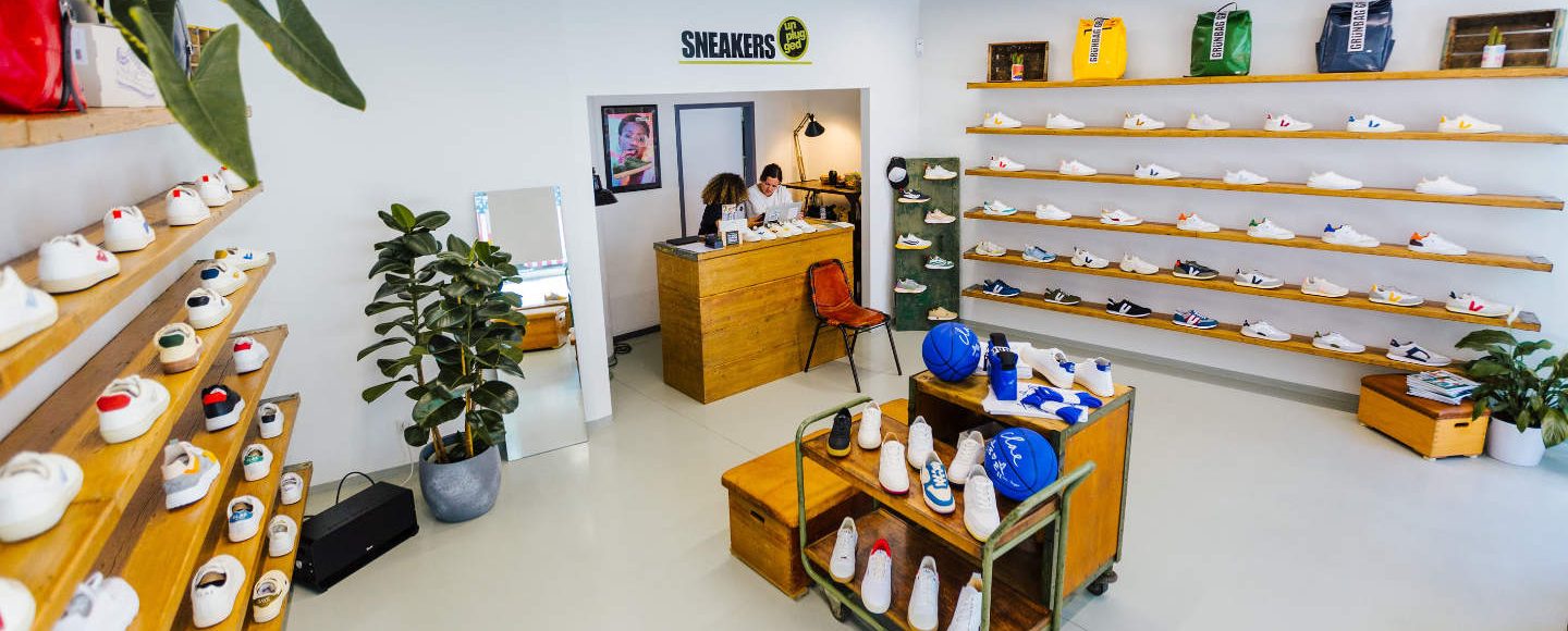 Blick in den Store von Sneakers Unplugged mit zwei Verkäuferinnen am Tresen