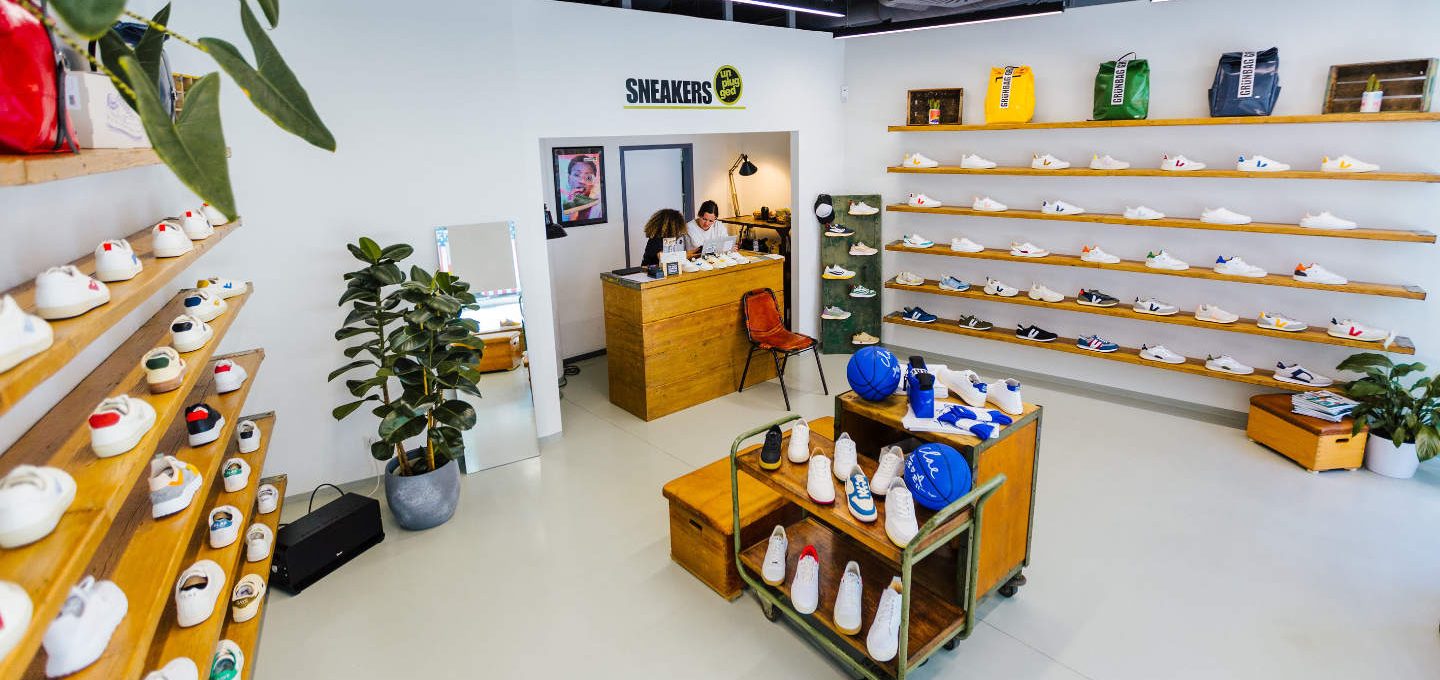 Blick in den Store von Sneakers Unplugged mit zwei Verkäuferinnen am Tresen