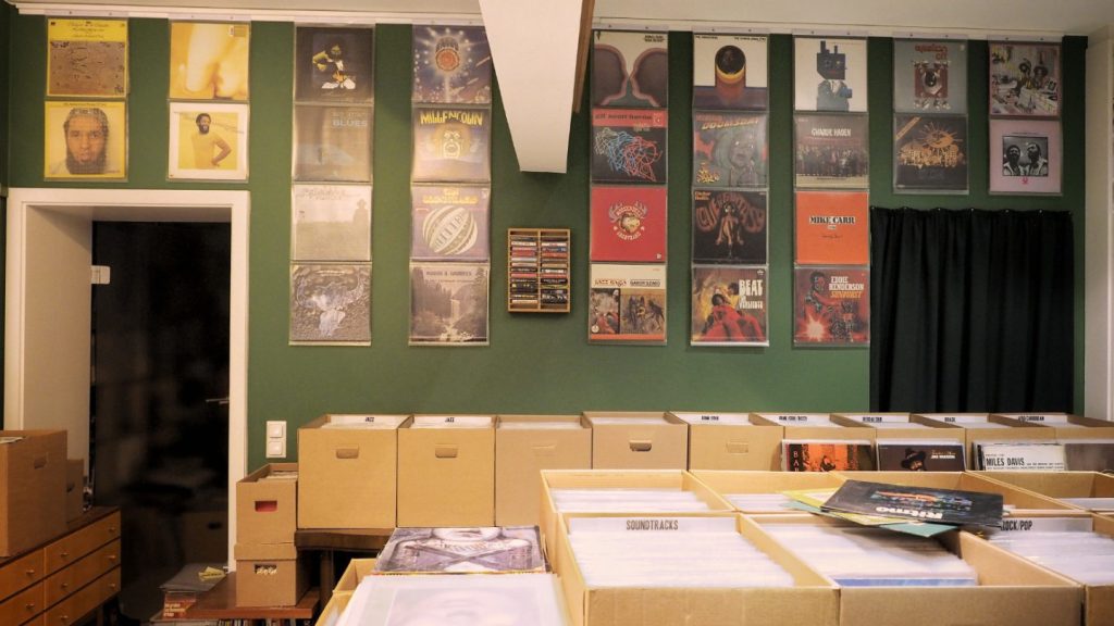 Blick auf die grüne Vinyl Wand im Kontrapunkt Vinyl-Plattenladen