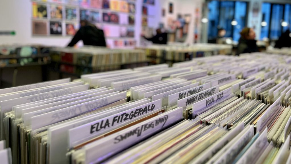 Blick auf das Sortiment des Schallplattenladens Parallel Schallplatten in Köln, unter anderem Platten von Ella Fitzgerald
