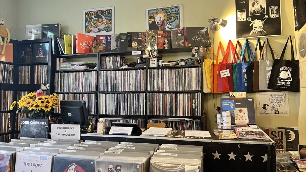 Blick auf ein gefülltes Plattenregal im Underdog Recordstore in Köln