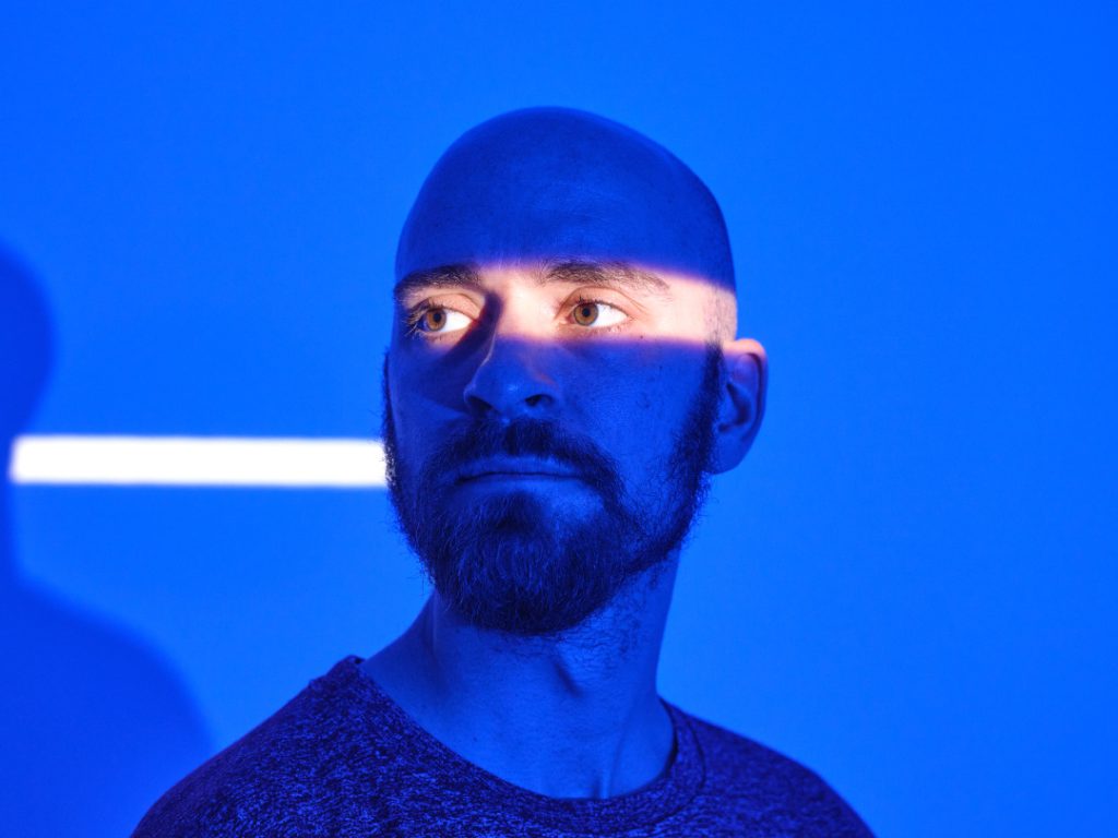 Jonas Engel im blauen Licht