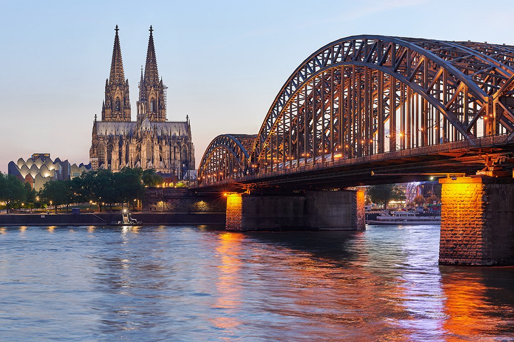 Der Kölner Dom und die Hohenzollernbrücke in Abendstimmung.