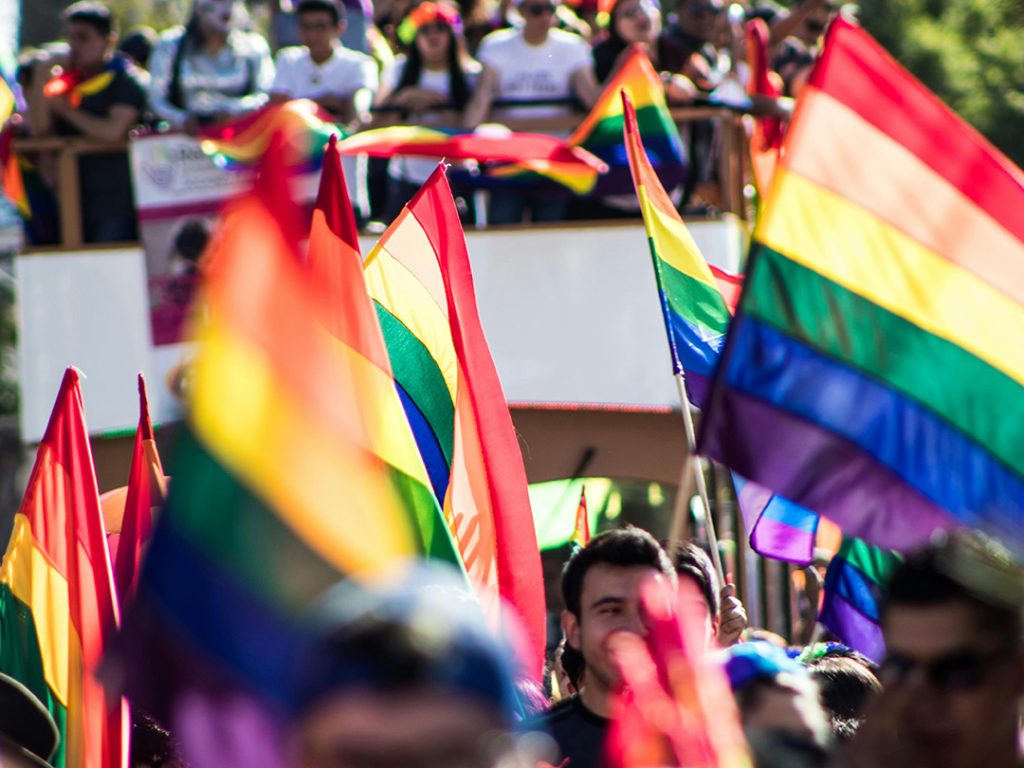 Bunte Regenbogen-Flaggen wehen auf der Pride Parade.