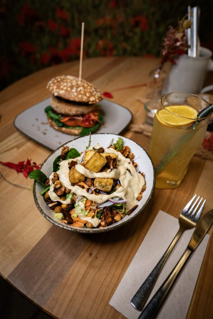 Mit Burger und Salat wird's Leben niemals fad! Bei Bunte Burger kommen nicht nur regionale Produkte, sondern immer neue Variationen Veganer Genusses aus die Platos der Veganer Foodies. Foto: Bunte Burger