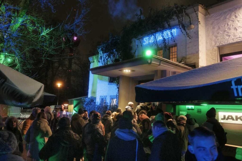 Publikum vor dem Stadtgarten Köln
