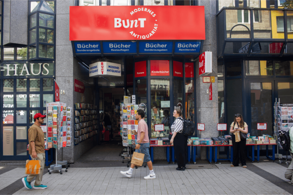 Das BUNT Antiquariat in Köln von außen.